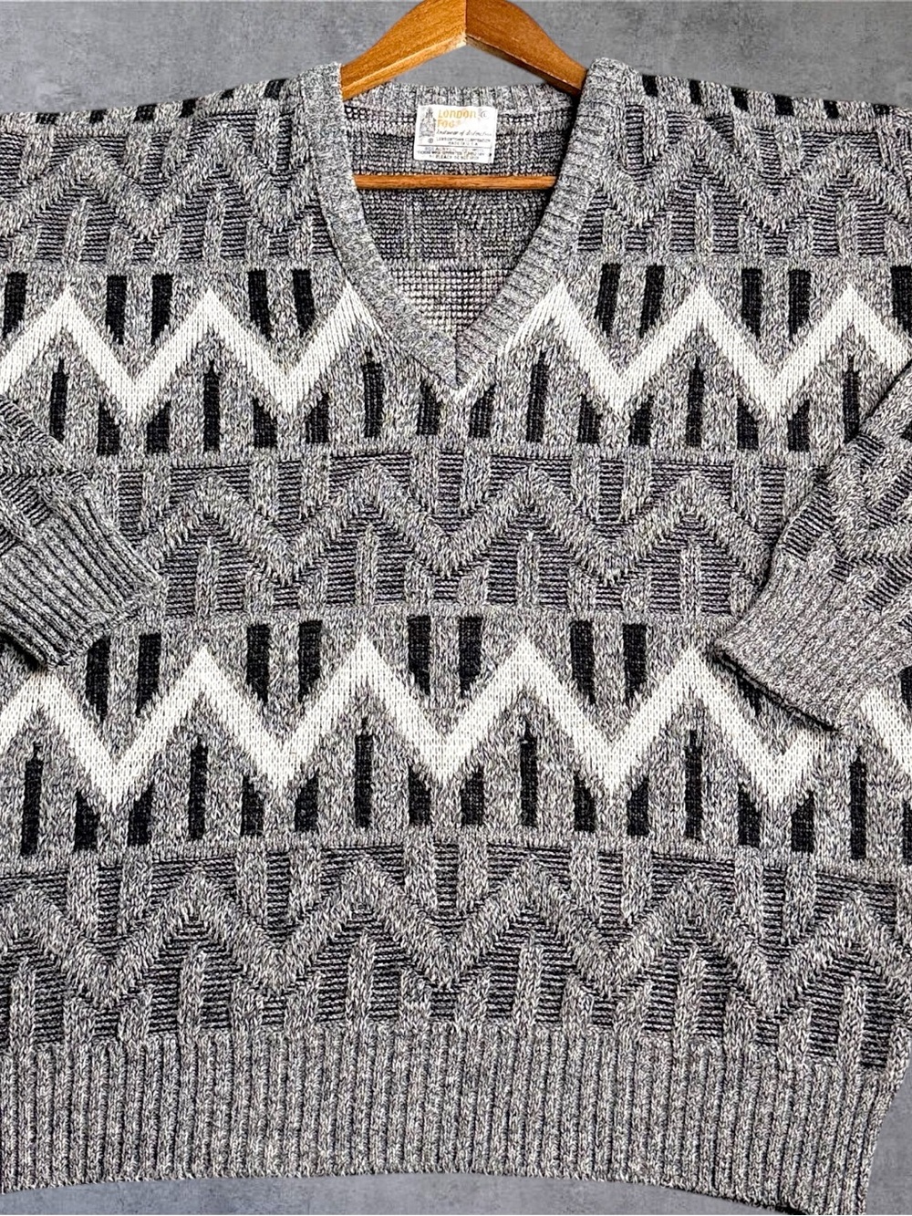 London Fog Vintage Mens L Sweater Gray Black Geometric Acrylic Wool V-Neck USA